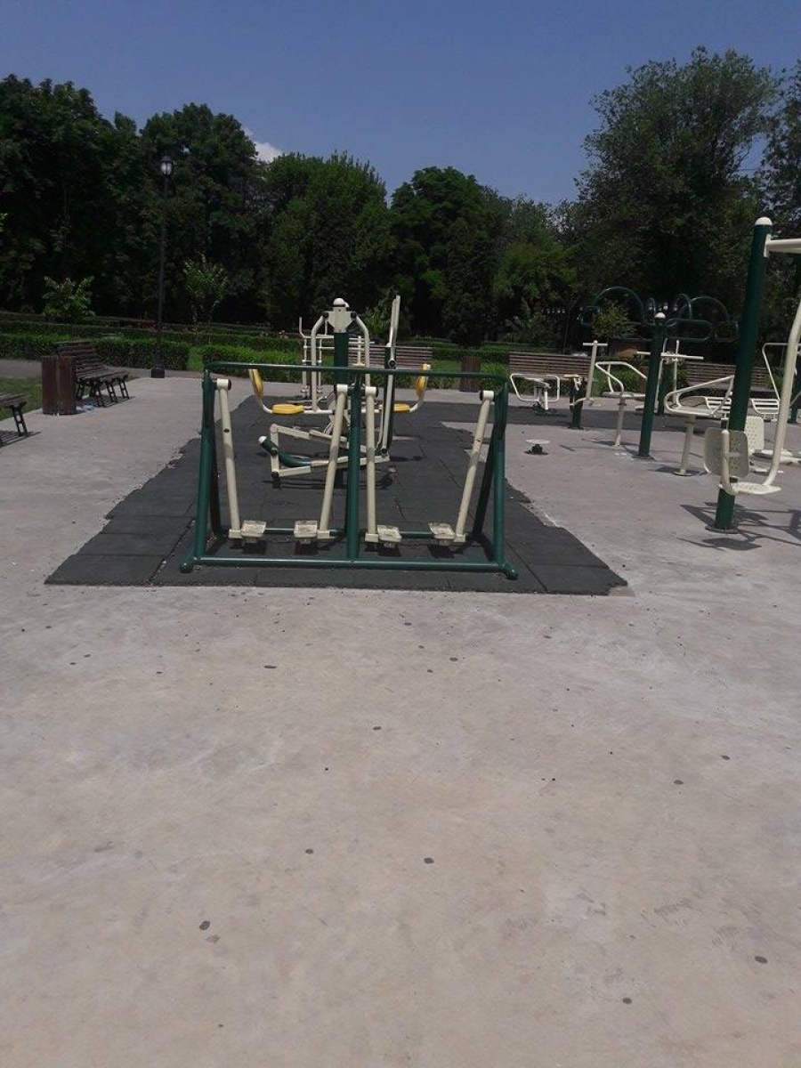 Ne sesizează cititorii/ Aparatele de fitness din Grădina Publică, un pericol pentru copii