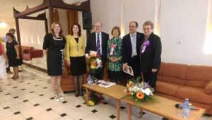 În centrul grupului, ambasadorul Marii Britanii, Paul Brummell şi baroana Emma Nicholson