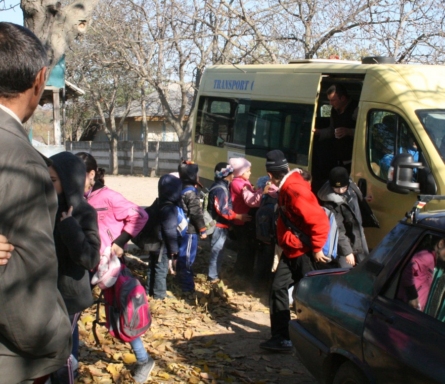 Aberaţii la comasarea Şcolilor din Gohor: 180 de kilometri zilnic pentru transportul elevilor