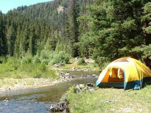Sfaturi pentru camping: Apa şi trusa de prim ajutor nu trebuie să vă lipsească niciodată!