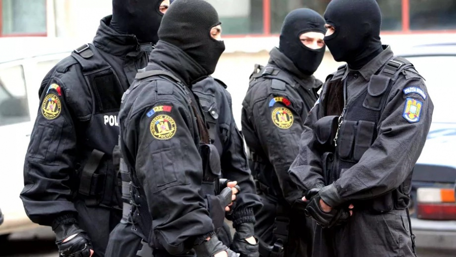 Patru polițiști din Gorj, cercetați pentru tentativă de omor după ce au bătut un reținut