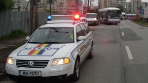 Scene rupte din FILME, la Galaţi/ Doi tineri au ameninţat un taximetrist cu PISTOLUL şi l-au lăsat fără maşină