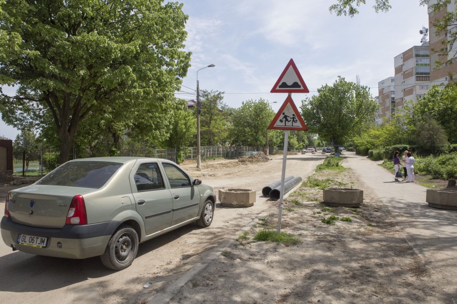 Bătaie de joc pe strada Stadionului: Termenul de finalizare a lucrării a fost deja depăşit (FOTO)