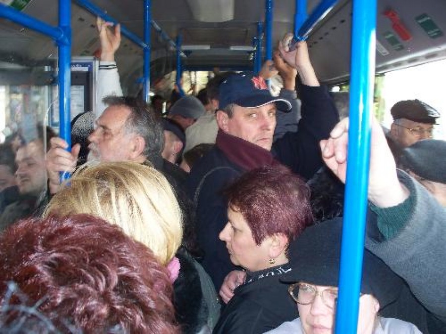 Femeie rănită în autobuz pentru că "nu s-a ţinut bine"