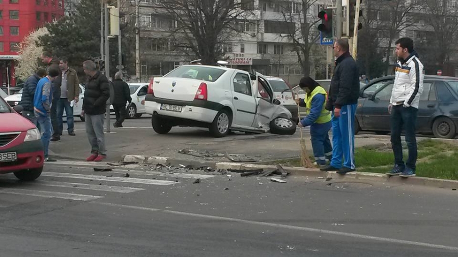 PANICĂ în cea mai AGLOMERATĂ INTERSECȚIE din Galaţi. O maşină a intrat într-un scuar pentru pietoni