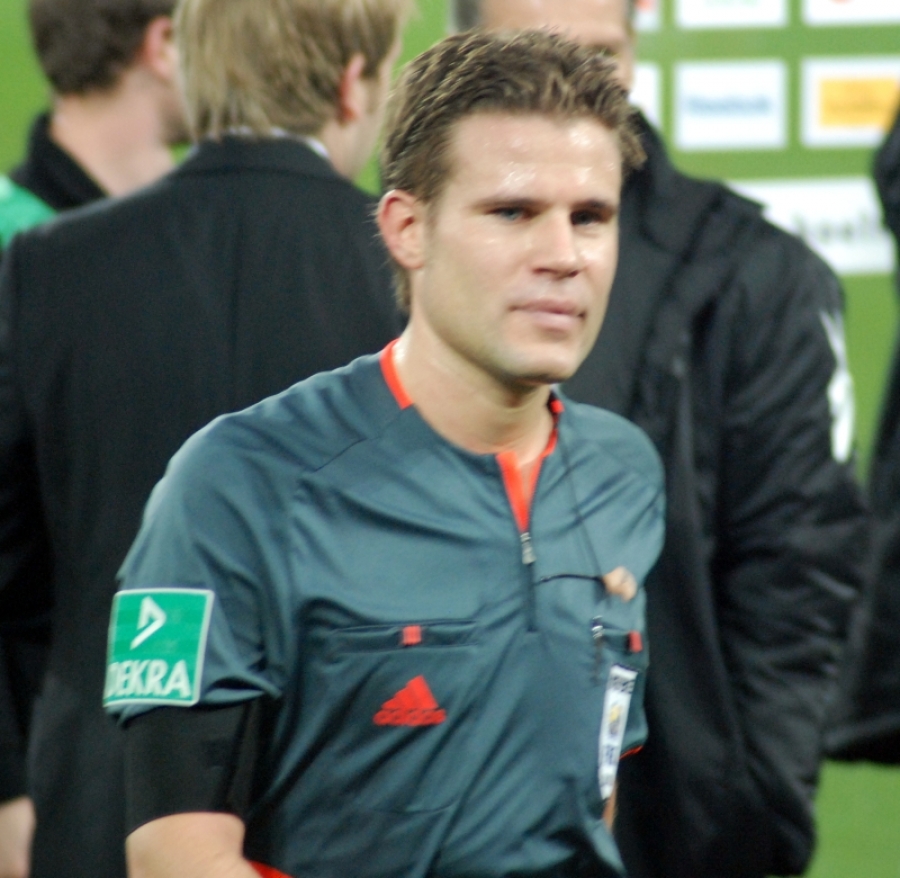 Germanul Felix Brych arbitrează meciul Oţelul Galaţi - Manchester United