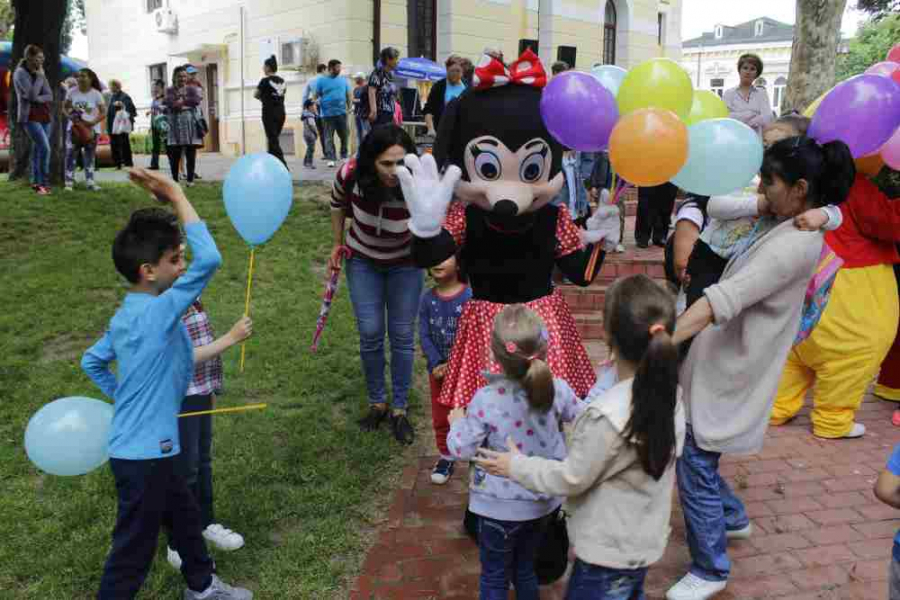 Mickey şi Winnie i-au distrat pe copiii veniţi la petrecerea din parcul CJ