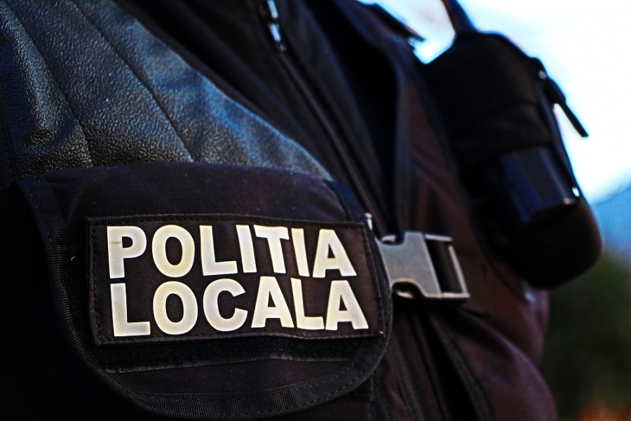 Un polițist local a folosit arma din dotare după ce a fost atacat