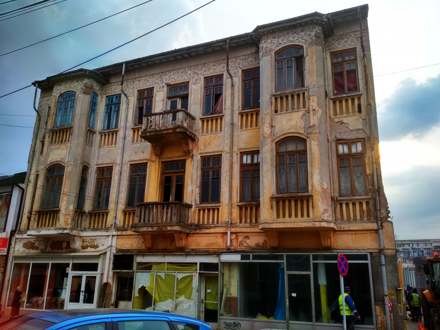 Demolarea clădirii de pe strada Bălcescu nr. 17 a fost oprită (FOTO şi DOCUMENTE)