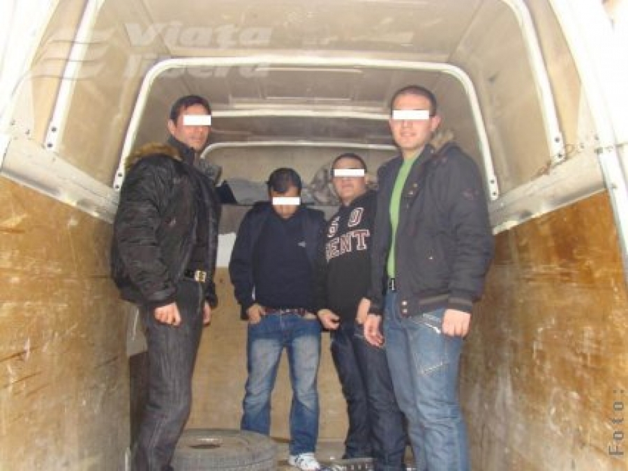 Patru irakieni au cheltuit 11.000 de euro, la Galaţi, pentru cărţi de identitate false