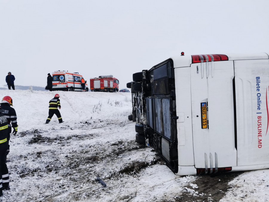 Un autocar s-a răsturnat în nordul județului Galați. Cel puțin trei persoane sunt rănite (VIDEO)