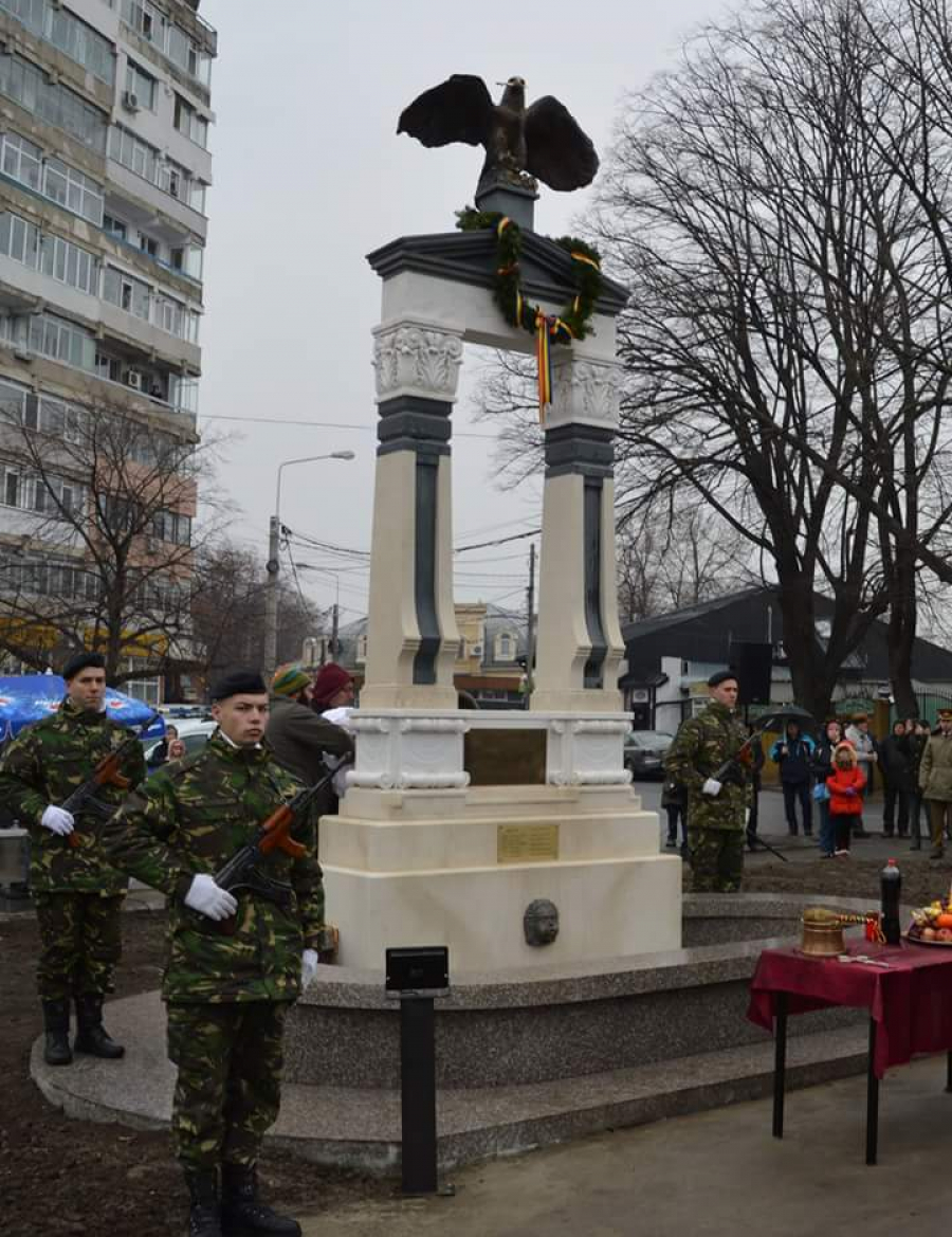 Recunoştinţă mimată, fecale... istorice, limbă de lemn!