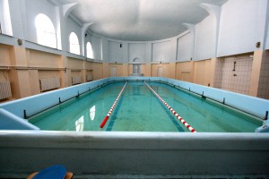 GALERIE FOTO / Program şi tarife la piscinele din oraş: Bazinele unde gălăţenii pot învăţa să înoate