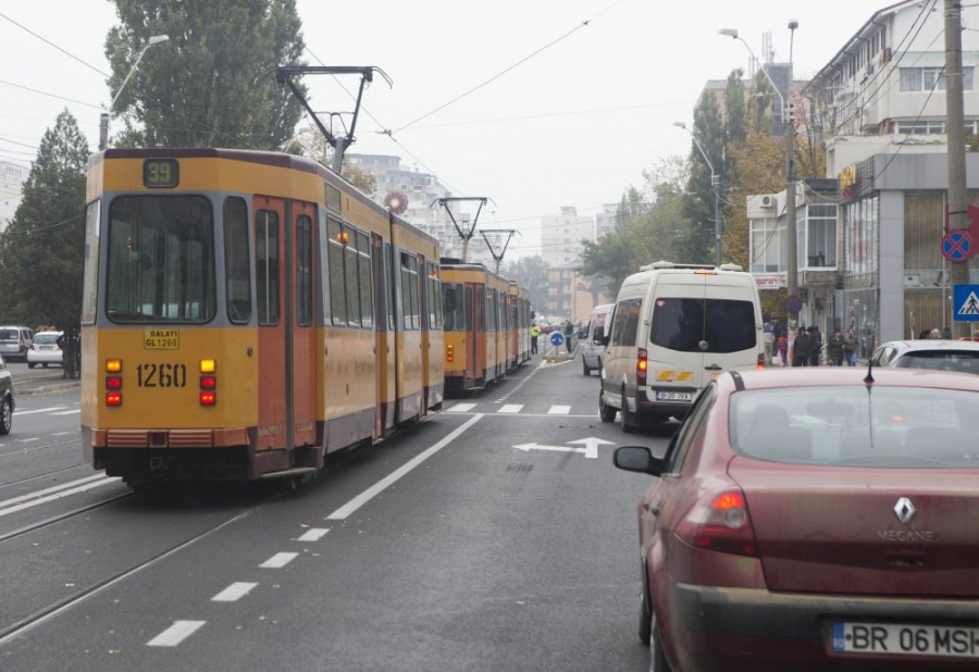 Circulaţie reluată/ "Du-mă-n Piaţă, măi tramvai!"