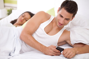 Flirtul online poate duce la infidelitate