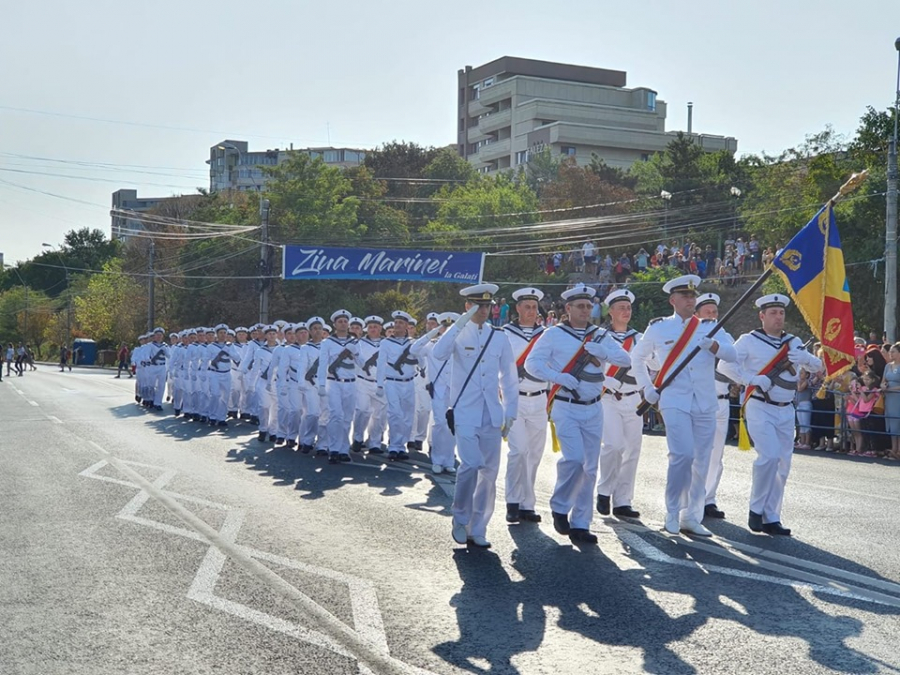 Ziua Marinei, la Galați. Sute de oameni, la parada de pe uscat și de pe Dunăre (FOTO și VIDEO)