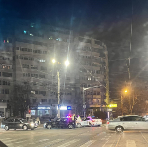Mașină de poliție în misiune, lovită de un BMW