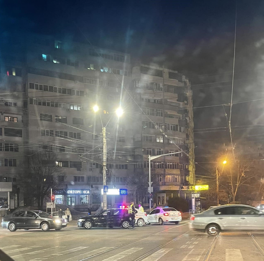 Mașină de poliție în misiune, lovită de un BMW