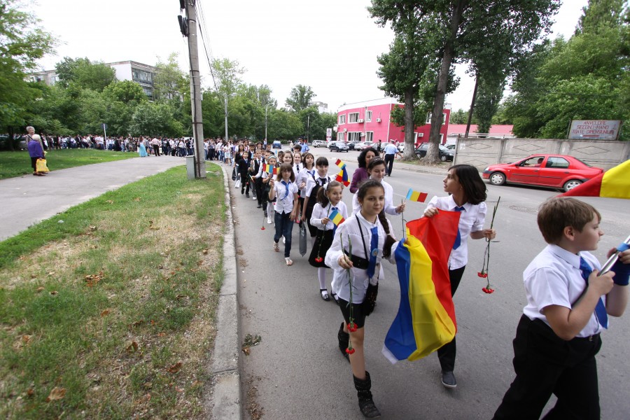 Procesiunea de Ziua Eroilor: Recunoştinţă şi părinţi înlăcrimaţi