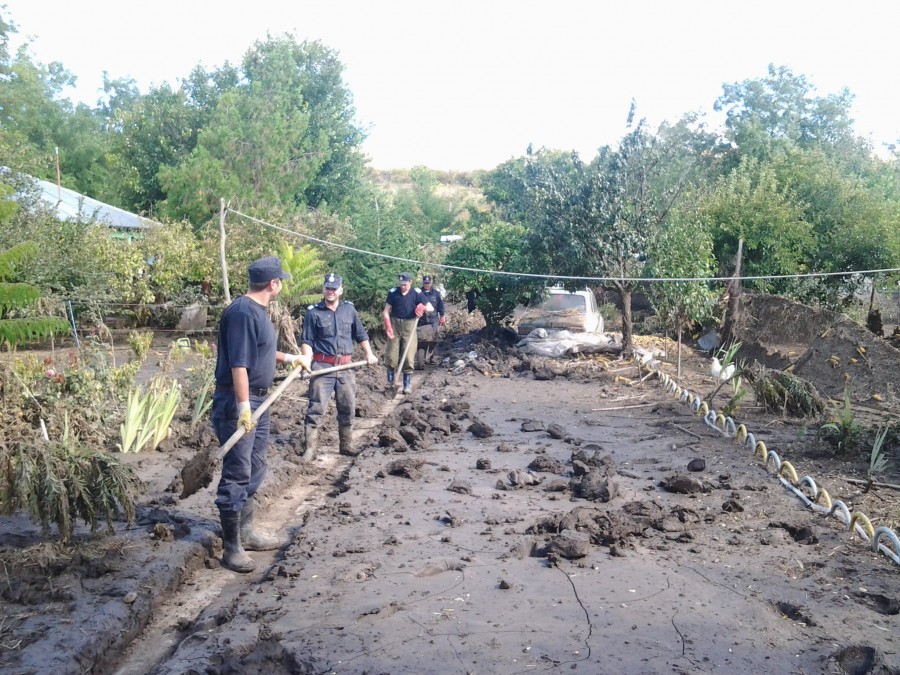 (FOTO) Situaţie incredibilă la Galaţi/ Un sat inundat a fost uitat de autorităţi