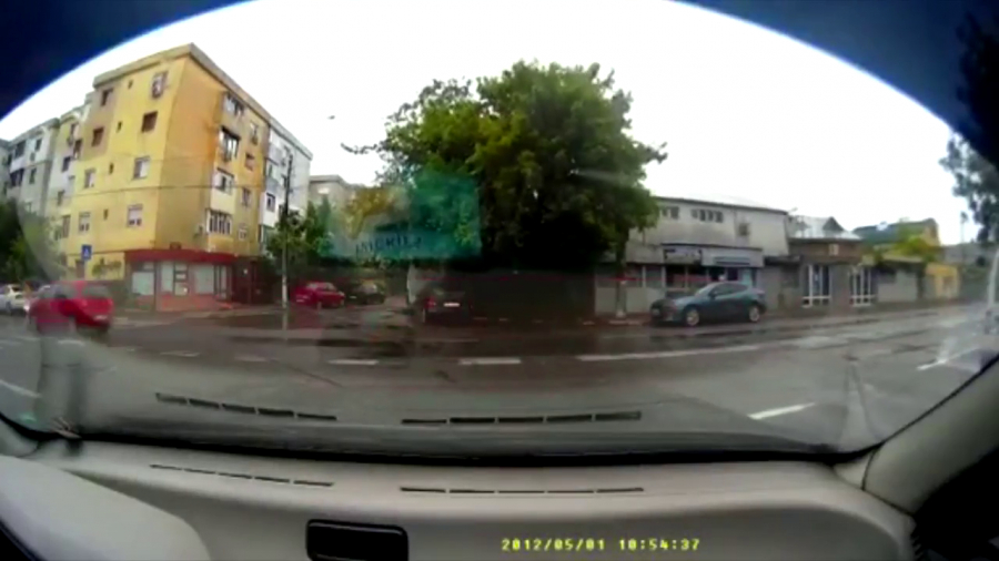 VIDEO | Tânără lovită în plin pe trecerea de pietoni! Şoferul nu a încetinit. ATENȚIE, imagini cu puternic impact emoţional!