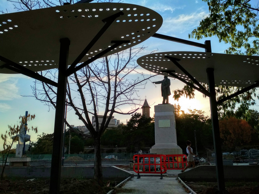 Pergole metalice sub copaci supraviețuitori, în Parcul „Brătianu” (FOTO)