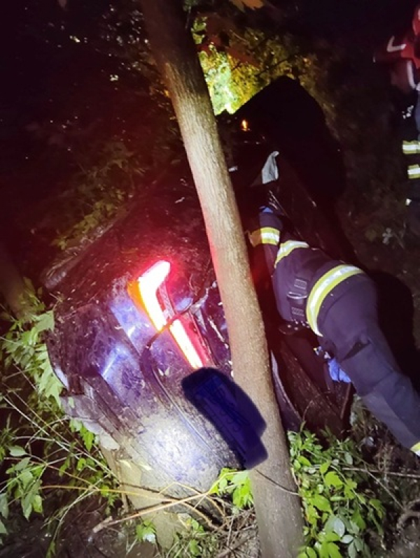 Trei tineri au căzut cu mașina într-o râpă de 15 metri