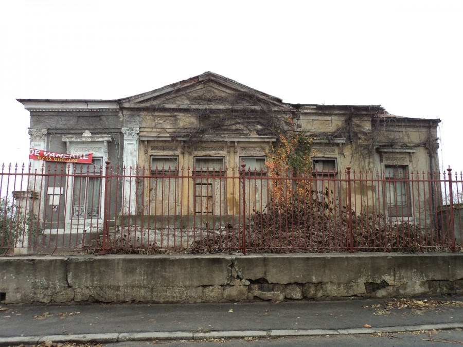 ISTORIE LĂSATĂ ÎN PARAGINĂ/ Proprietarul unei case-monument RISCĂ să fie expropriat