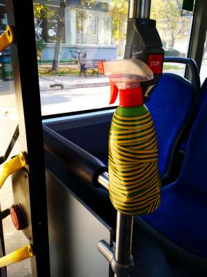 De ce dispar dispenserele cu dezinfectant din autobuz