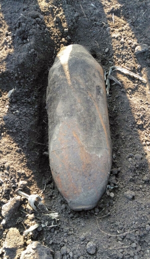 BOMBĂ de aviaţie descoperită pe câmp, lângă Munteni