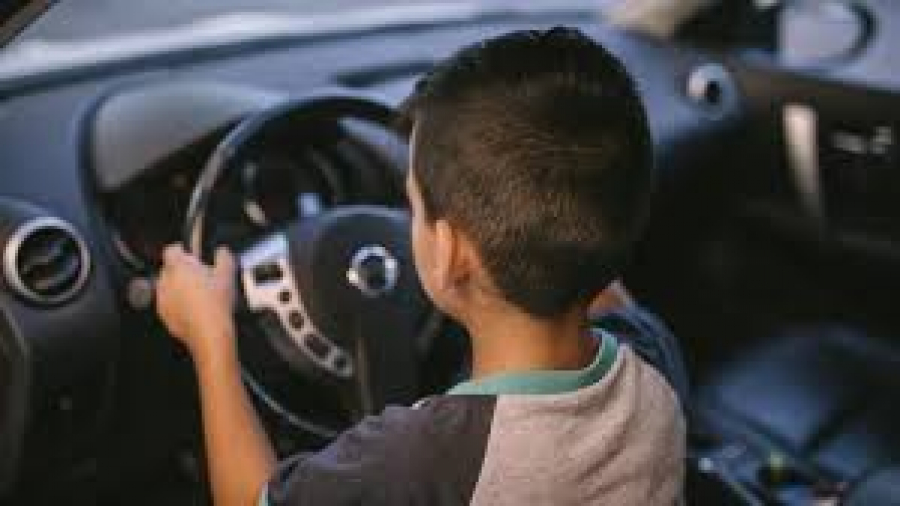 Un gălățean și-a făcut șofer fiul de 7 ani și l-a pus pe Internet!