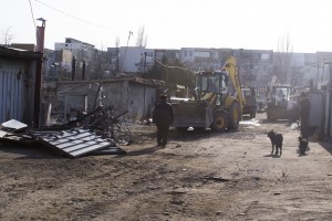 A început demolarea garajelor din Micro 19 (GALERIE FOTO)