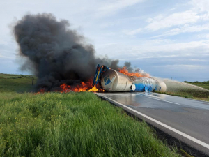 Cisternă în flăcări - Pericol de explozie pe DN 21A, în județul Brăila