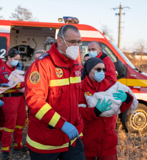 Doi bebeluși din Ucraina, salvaţi printr-o operaţiune specială contracronometru