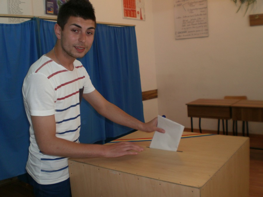 Puţini tineri au călcat în secţiile de votare/ Vârstnicii votează încă de la primele ore ale dimineţii (FOTO)