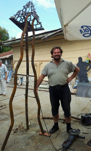 Tehnică şi artă în Tabăra de sculptură: Adrian Vădeanu pregăteşte o lucrare „asezonată”