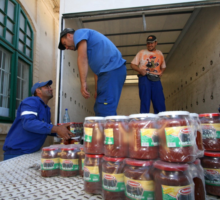 Cantina de Ajutor Social, eliberată - Peste 20 de tone de mâncare expirată duse la gunoi