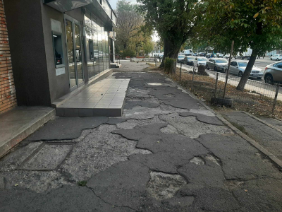 Stradă cu trotuar nerefăcut de 46 de ani, în zona maximă de impozitare (FOTO)