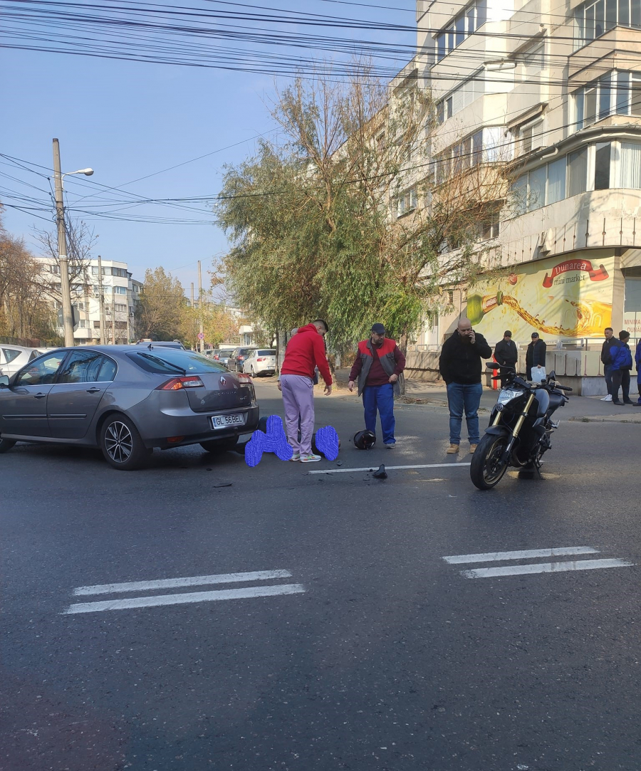 Accident la Palatul Navigației. Un motociclist a fost lovit de un șofer grăbit