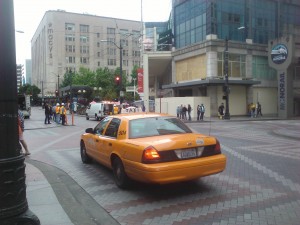 Un şofer de taxi român îi acuză pe protestatarii &quot;Occupy Wall Street&quot; că îl împiedică să muncească