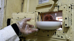 Meniul pentru deţinuţi – Ministrul Justiţiei numără… caloriile din închisori