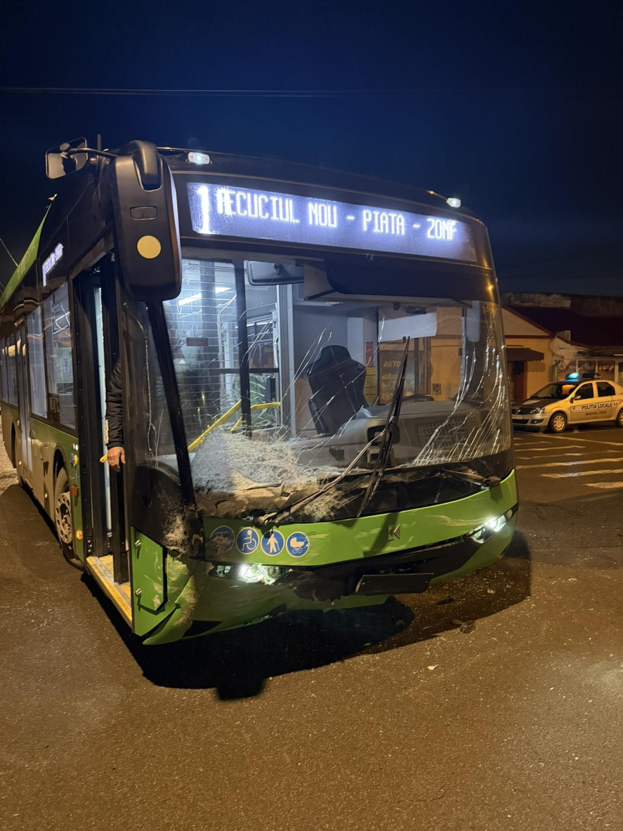 Autobuz din Tecuci, avariat într-un accident rutier