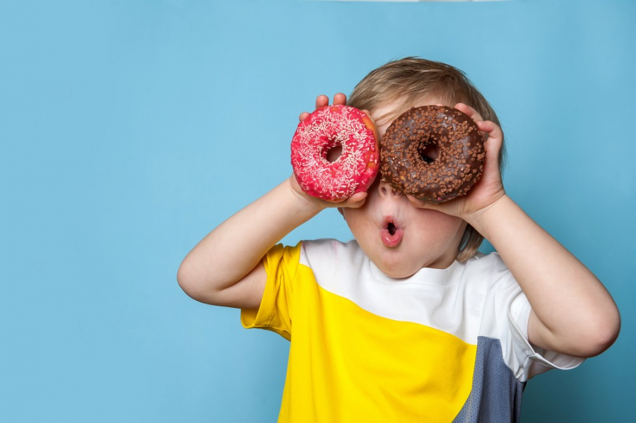 Studiu: Nouă din zece copii mănâncă dulciuri zilnic și doar cinci din zece, fructe proaspete