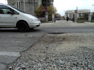Pe Bulevardul Dunărea: Fără asfalt, groapă nouă