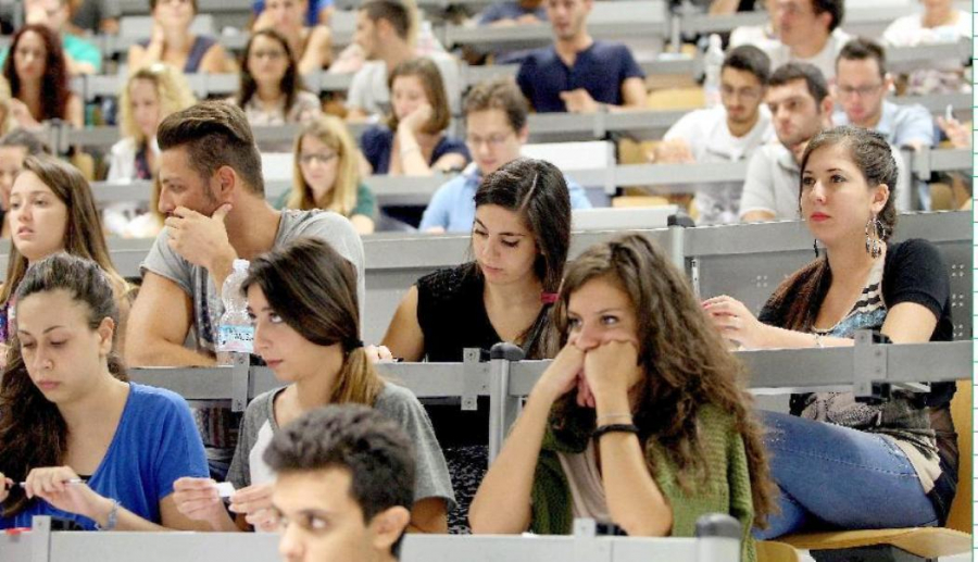 Universităţile, vinovate de deficienţe mari pe piaţa muncii. Prag istoric semnalat de BNR