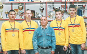 În foto, antrenorul Costel Burlacu, alături de Cristian Donciu, George Strat, Teodor Trâmbiţaşu şi Laurenţiu Bobeică, medaliaţii de la CSM Dunărea la Campionatul Naţional din 2011. Toţi patru au abandonat boxul de performanţă