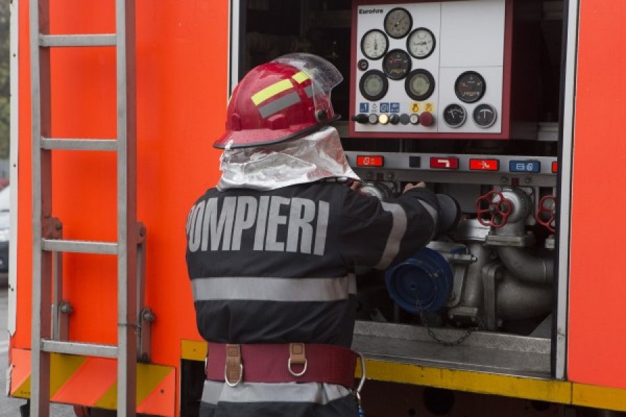 În luptă cu flăcările - Pompierii gălăţeni au început anul în forţă