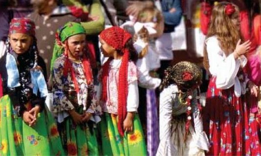 Căsătoriile dintre copiii romi, în analiză la Prefectură/ Vor dispărea controversatele tradiţii ţigăneşti?