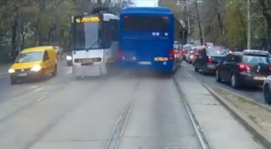 VIDEO | La un pas de TRAGEDIE. Slalom printre tramvaie cu un autocar MAI. În Capitală