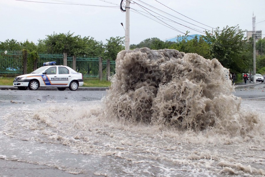 VIDEO - Fenomenul anului la Galaţi: Au erupt canalizările!